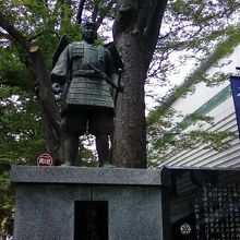義家公の銅像です。