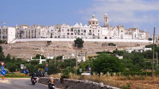 高台に位置し、白壁の家々が印象的な円形の旧市街