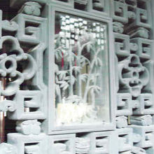 竹、蘭、菊などの彫刻が施されている