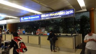 ９ドルのシャトルバスを利用