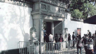 豫園内にある万花楼は「花でいっぱいである」という意味の建物です。扉や窓には、竹、蘭、菊などの彫刻が施されています。