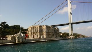 ボスポラス大橋のたもとにある宮殿