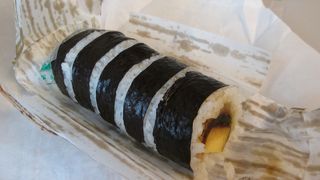 京都駅の駅弁のコーナーで巻寿司を買えました。