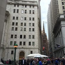 一番大きく写っている建物がニューヨーク証券取引所