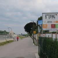 ザルツァッハ川沿いを北に進み、この看板が目印。