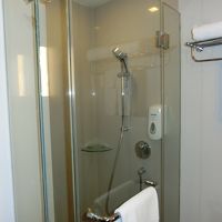 バスタブはなく、シャワーのみです