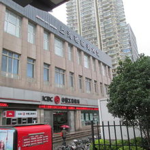 地下鉄老西門駅前に有る上海馳翰美術館