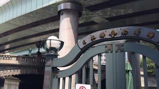 「麒麟の翼」を見上げることができます。