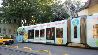 路面電車は窓の外の景色が見えるので大好きです！