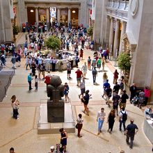 全館ロビーは天井が高く大きな空間が広がっています