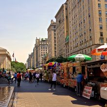メットの前には出店がずらりと並んでいます