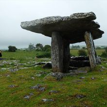 石灰岩の丘陵地帯に残るドルメンのひとつ≪巨人のテーブル≫。