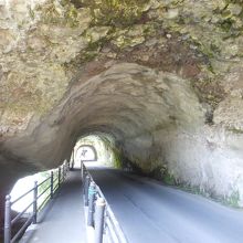 洞門内は歩道があります