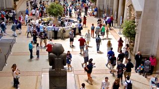 　ニューヨーカーたちからメットの愛称で呼ばれているメトロポリタン美術館で世界屈指の展示品をあなたの目で！