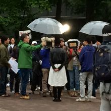 この日はライラック祭りの初日。テレビの取材もきてました