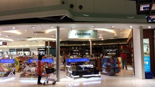 空港内の至る所にある免税店