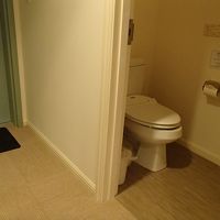 玄関ドアの右にトイレ。簡易洗浄機能付き。