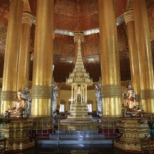 境内は天井も高く、風が通り涼しい