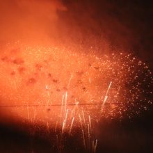 クライマックスの花火が上がり始めます