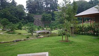 お城の石垣を借景に