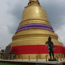 頂上の仏塔