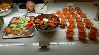 カフェテリア風ラウンジ