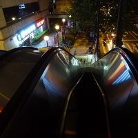 杭州駅の２階で食事をし、ホテルへ向かおうとエスカレーターへ。
