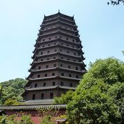 銭塘江を眺める丘の上に建つ江南の名塔