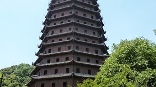 銭塘江を眺める丘の上に建つ江南の名塔