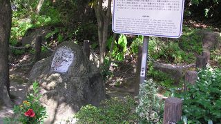 「じめさあ」の石像に化粧