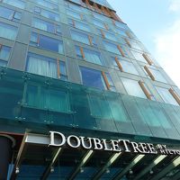 青いガラス張の建物です