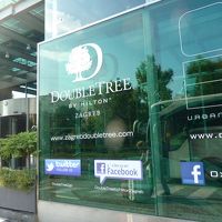 入口は回転ドアになっています