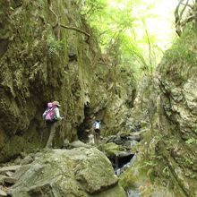 荘厳な岩場。沢伝いを行きます。
