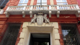 ガリバルディ通りで、ひときわ目立つ赤の宮殿！