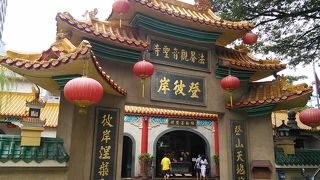 金ピカの仏像がいっぱい