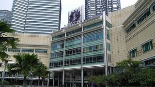 ツインタワーの下にあるショッピングモール