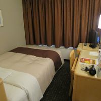 シングル室内　洗面所が狭くドライヤーがここに置いてある