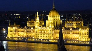 夜のライトアップはとてもきれいです