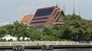 金色に輝く巨大な寝釈迦仏