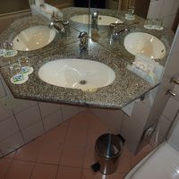 シンクはコーナーにあり鏡で広く見せています