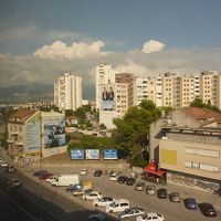 市街地と遠くの石灰石の山が見えます