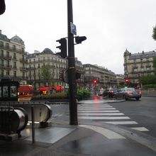 エスカレーター（左下側）でメトロの駅が分かる場所も