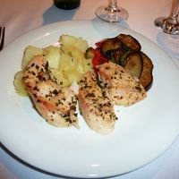 夕食メインのグリルチキンは味付けが濃いです