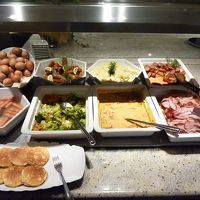 朝食の種類も豊富です。塊の生ハムから切り取れます