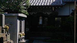 谷中の奥まった、目立たない場所にあります。