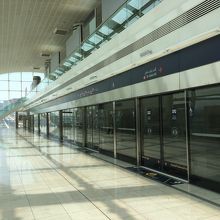 エアポートターミナル３駅のホーム