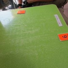 注文してから番号札をもらって、座りましょう