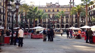 休日には蚤の市がたちます