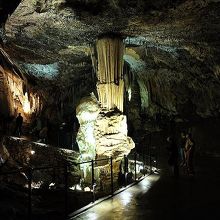 ポストイナ鍾乳洞のハイライトは、ブリリアントと呼ばれる場所。