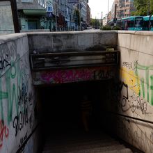 カイザー通り近くの地下鉄入口。モンスターでも出そう